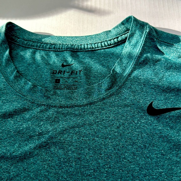 Nike Men’s Dri-Fit Green Long Sleeves Shirt - Picture 3 of 6